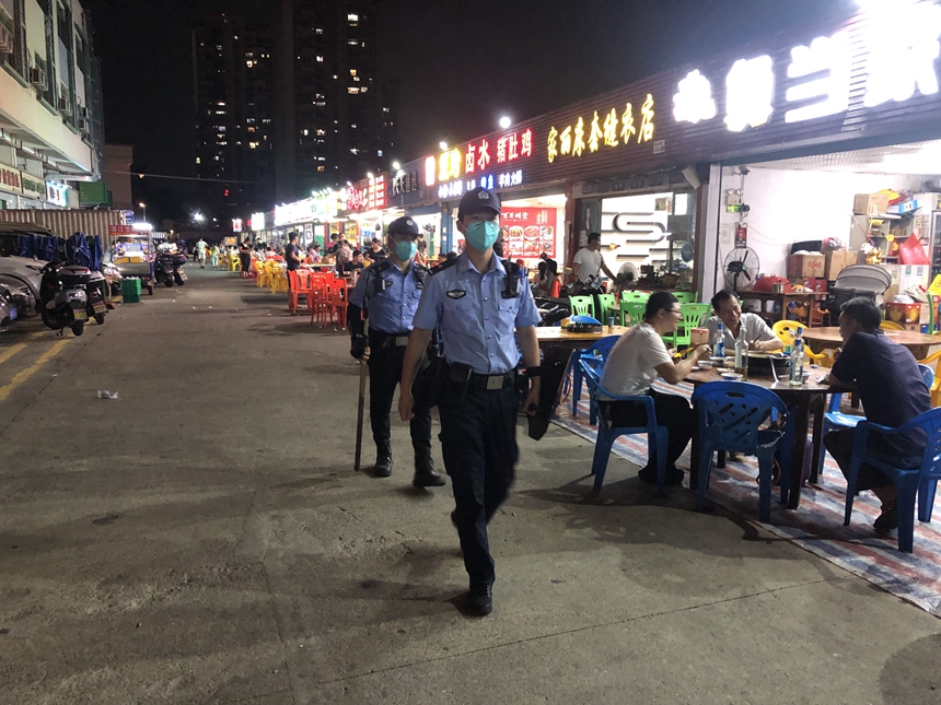 加強(qiáng)宵夜檔的巡邏值守。深圳公安供圖
