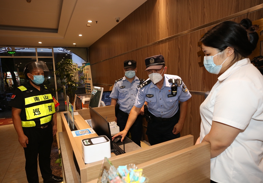 對酒店等重點場所開展治安檢查。深圳公安供圖