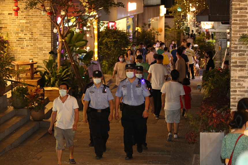 在商圈巡邏值守。深圳公安供圖