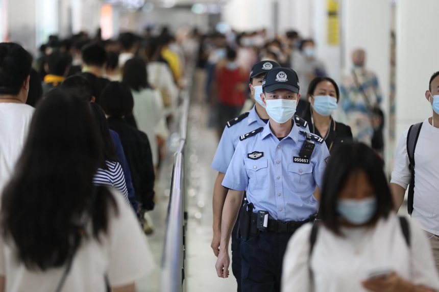 加強(qiáng)對地鐵站的巡邏防控。深圳公安供圖