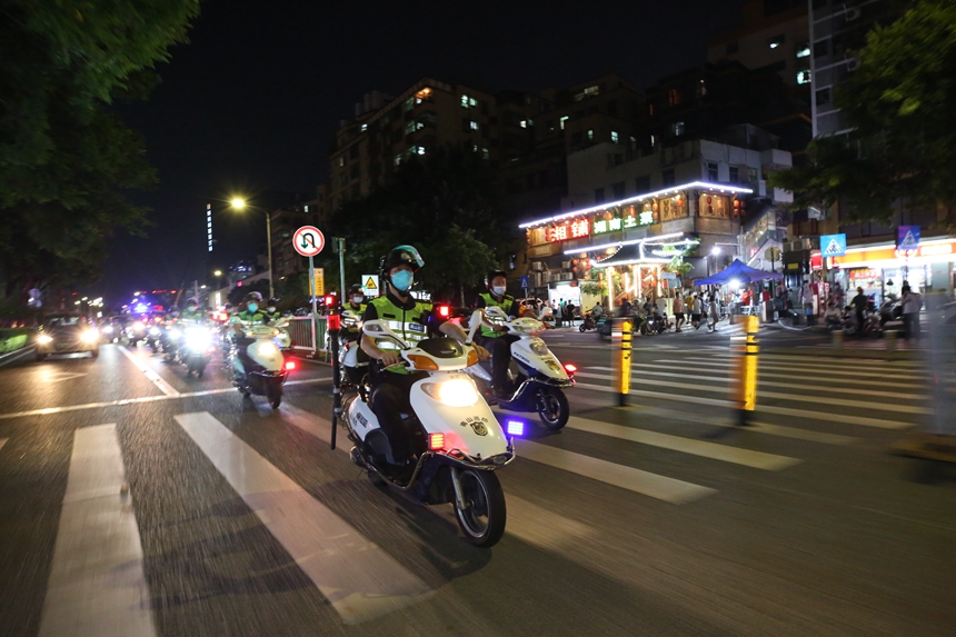 開展夏夜治安巡查宣防。深圳公安供圖