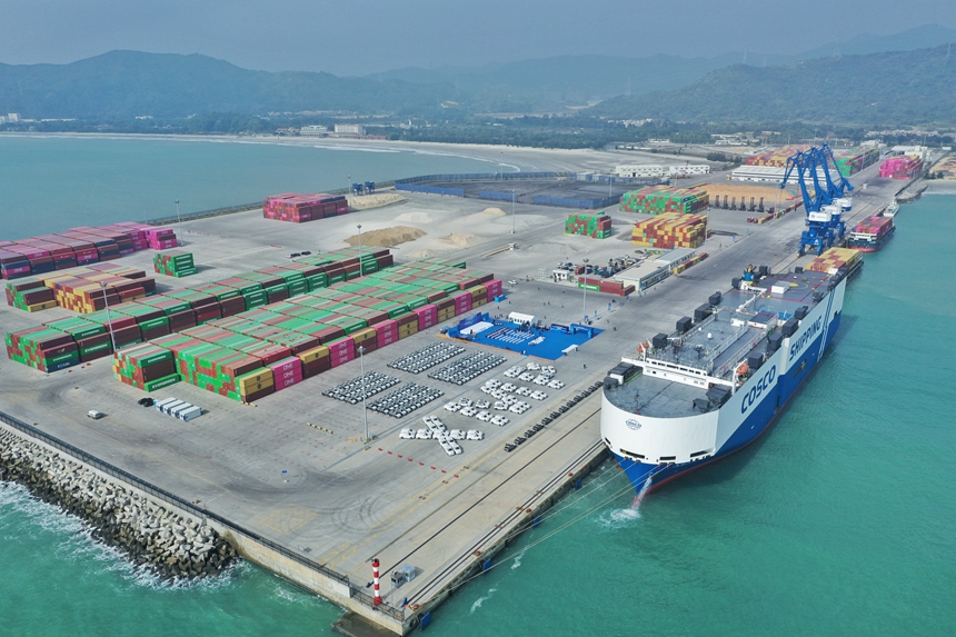 1月4日，小漠國際物流港開通“小漠港—中東波斯灣”汽車船班輪航線。深圳市交通運輸局供圖