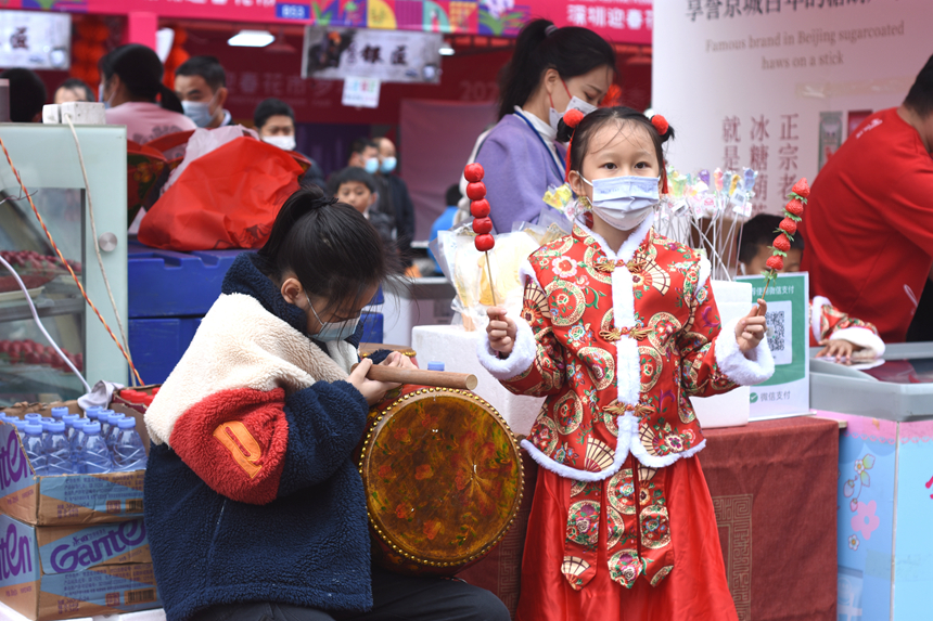 美食展區(qū)售賣傳統(tǒng)小吃、各色糕點(diǎn)。劉森君攝