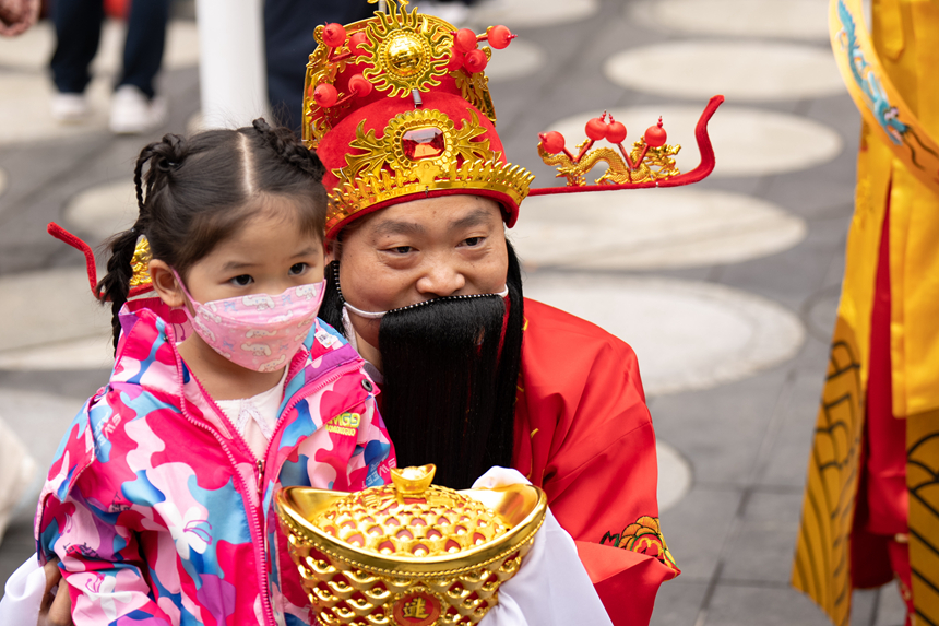 迎春花市現(xiàn)場(chǎng)不時(shí)有“財(cái)神爺”降臨。王星攝