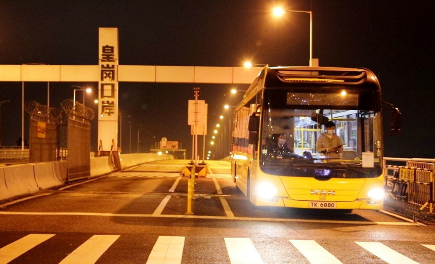 首輛運載入境旅客香港穿梭巴士。馬東桂攝
