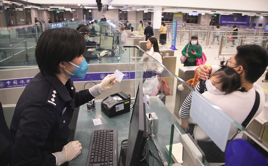 皇崗邊檢站民警高效快捷為首批入境旅客辦理查驗手續(xù)。馬東桂攝