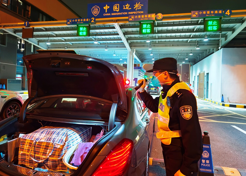 皇崗邊檢站民警例行對入境粵港兩地牌小車進行車體檢查。云娜攝