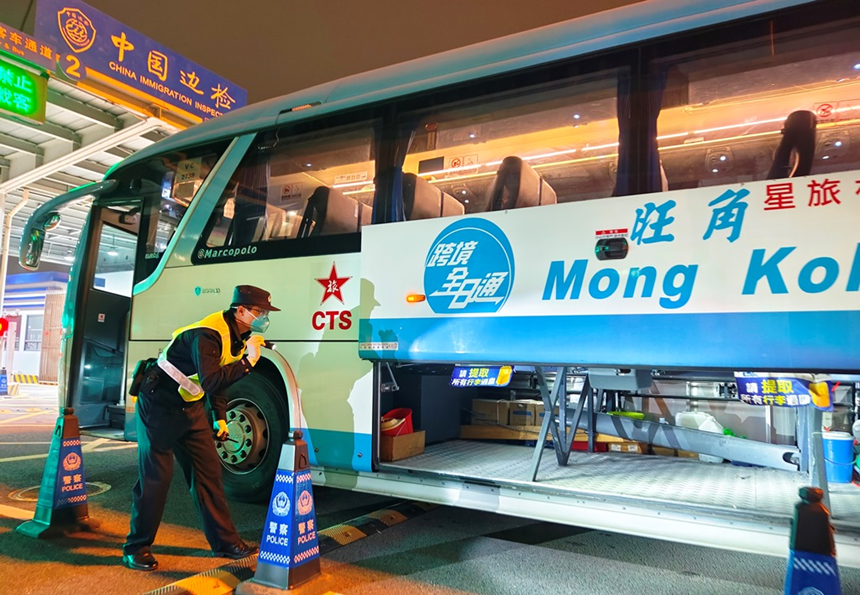 皇崗邊檢站民警例行對出境香港大巴車進(jìn)行車體檢查。云娜攝