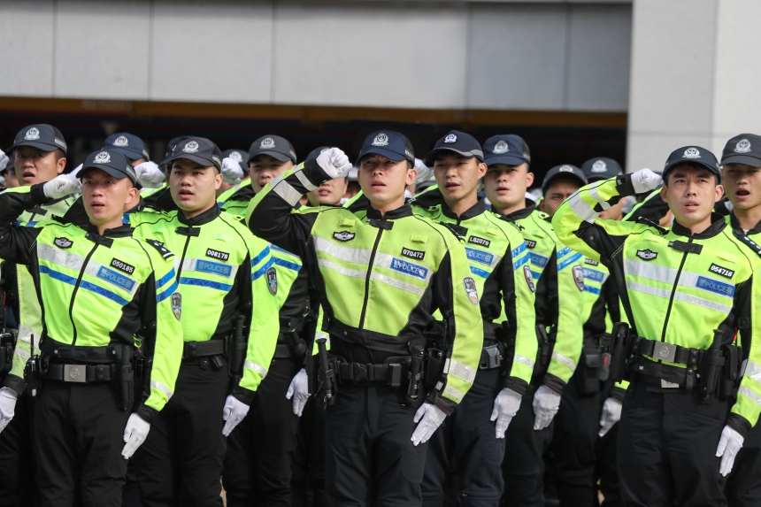 重溫入警誓詞。深圳市公安局供圖