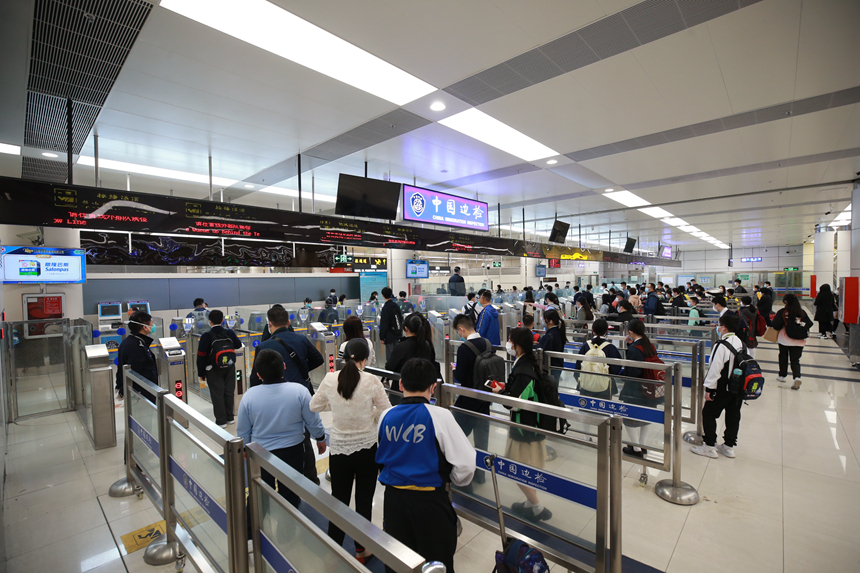 深圳灣口岸出境大廳，跨境學(xué)童有序排隊(duì)過關(guān)。 鄭增浩攝