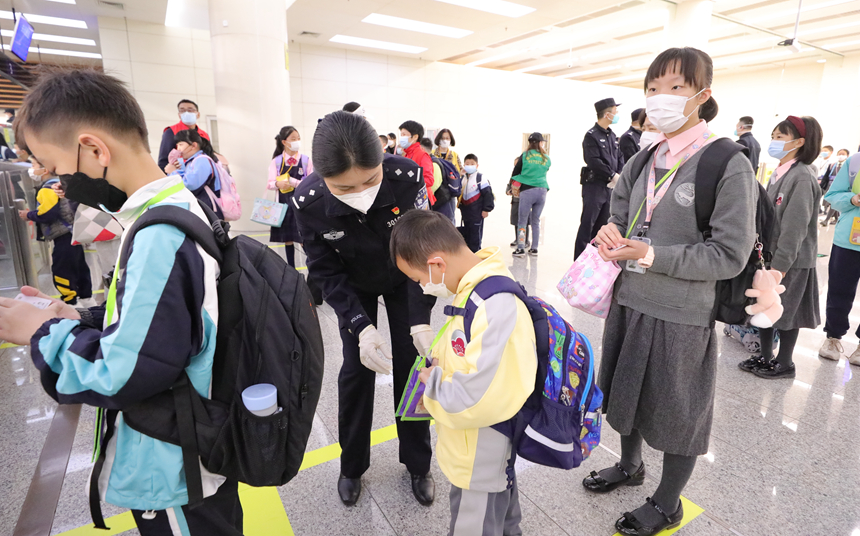 皇崗邊檢站女警悉心呵護(hù)年幼跨境學(xué)童安全通關(guān)。 吳欣蔓攝