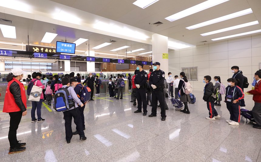 皇崗邊檢站民警和深圳義工護(hù)航深港跨境走讀學(xué)童平安求學(xué)路。陳爍攝
