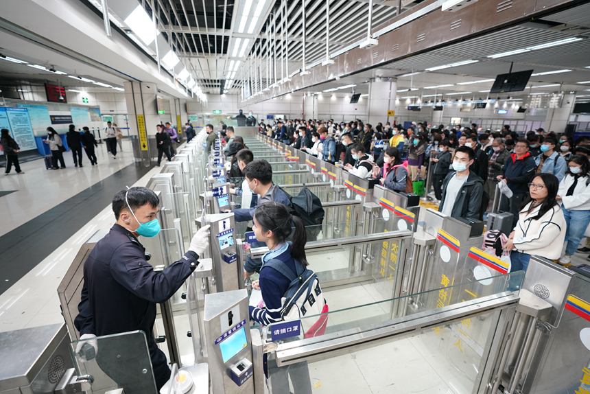 深圳灣口岸，邊檢民警幫助旅客使用快捷通道。鄭增浩攝