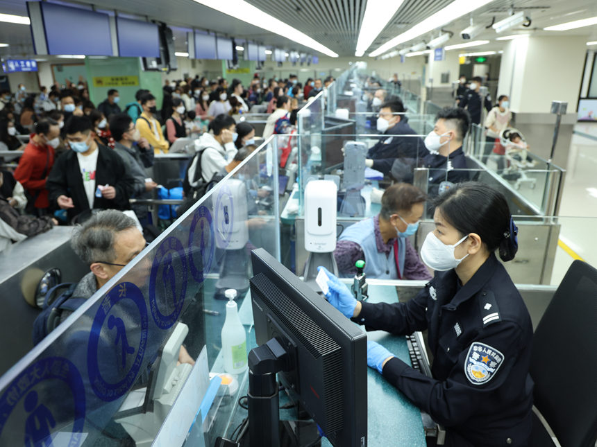 羅湖口岸，邊檢站民警高效為旅客辦理通關手續(xù)。田園攝