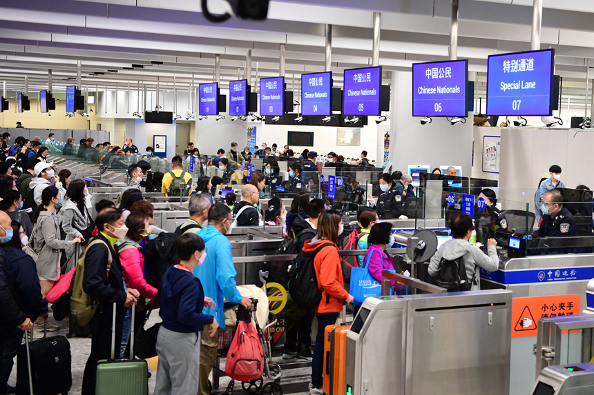西九龍口岸，邊檢站民警高效為旅客辦理通關手續(xù)。王琛攝