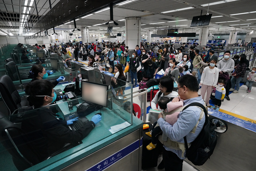 深圳灣口岸，邊檢站民警高效為旅客辦理通關(guān)手續(xù)。周展羽攝