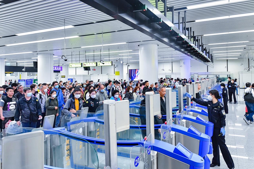 蓮塘口岸，邊檢站民警全力保障旅客使用快捷通道通關(guān)。黎發(fā)奮攝