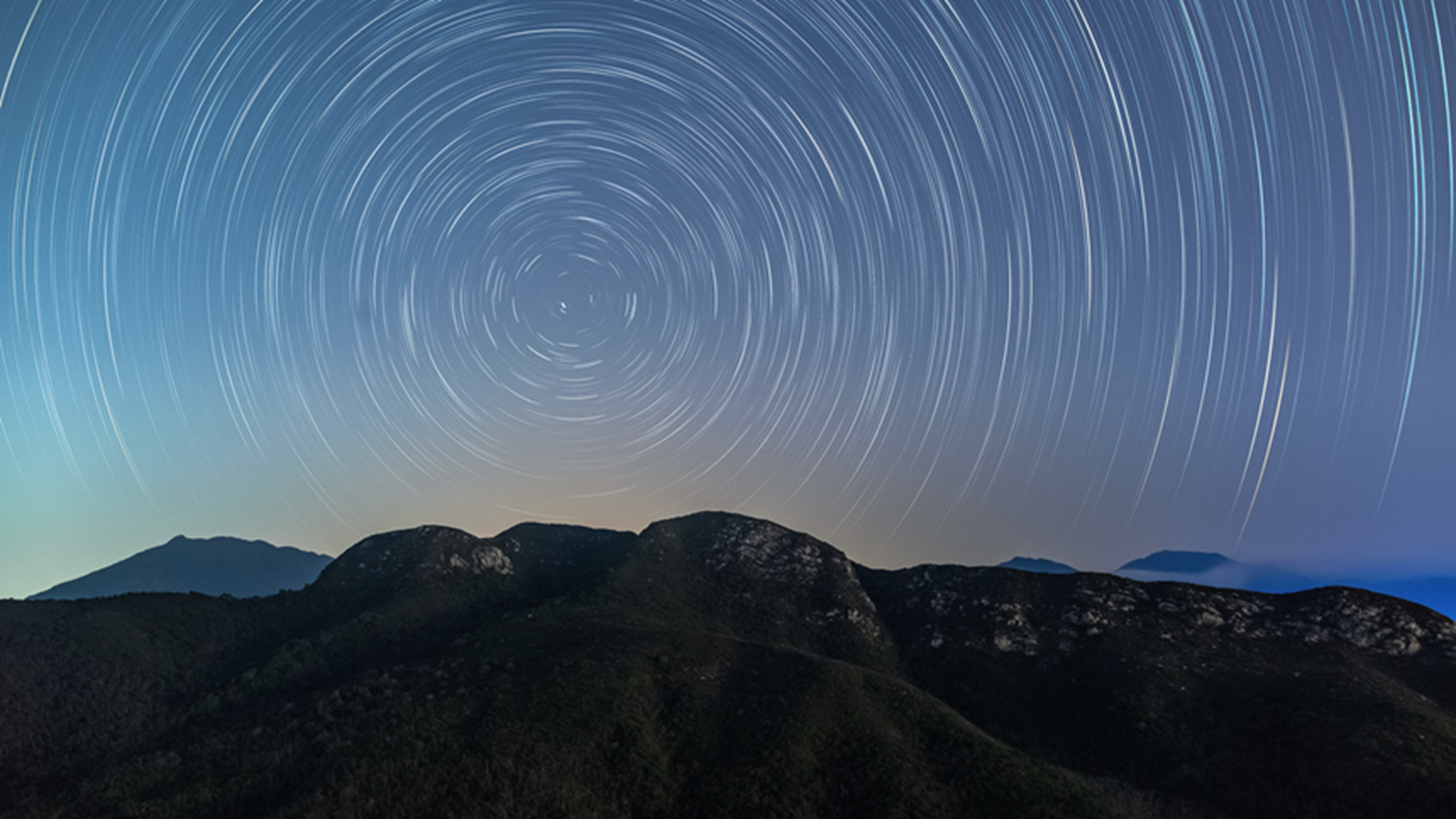 深圳西涌上空的星軌。李德錸攝