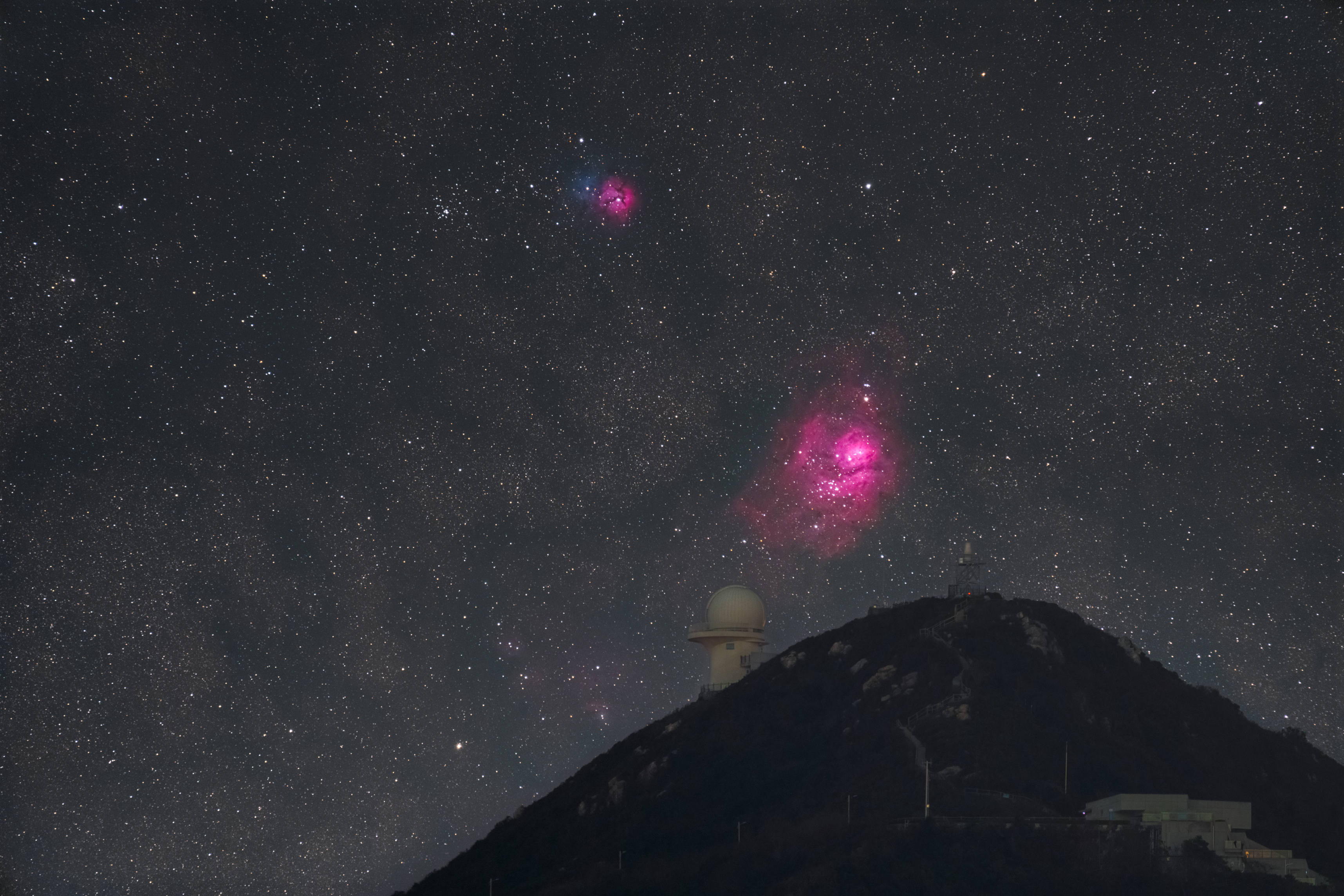 深圳市天文臺上空的礁湖星云和三葉星云。陸淼攝