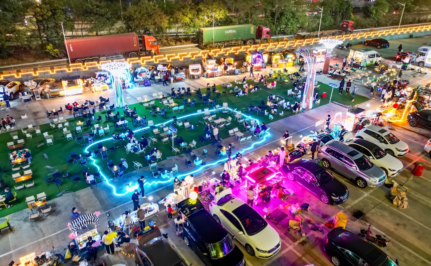 103車(chē)尾箱集市是深圳規(guī)模最大車(chē)尾箱集市。龍崗區(qū)委宣傳部供圖
