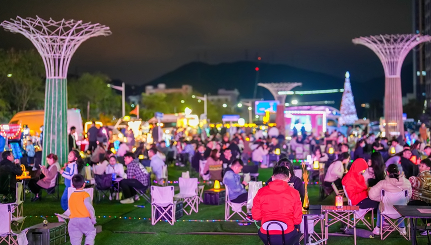 車尾箱集市吸引許多市民前來(lái)游玩、消費(fèi)。龍崗區(qū)委宣傳部供圖