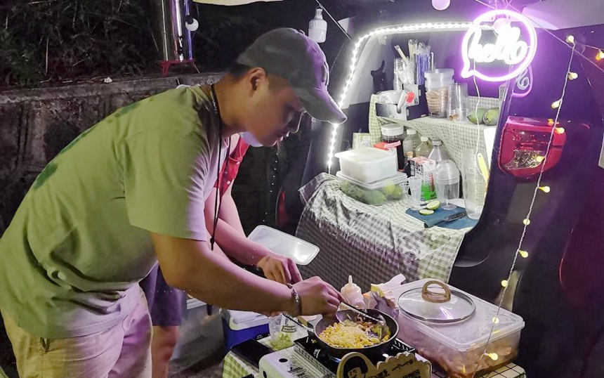 三洲田車尾箱集市上，商家正在營(yíng)業(yè)。鹽田區(qū)委宣傳部供圖