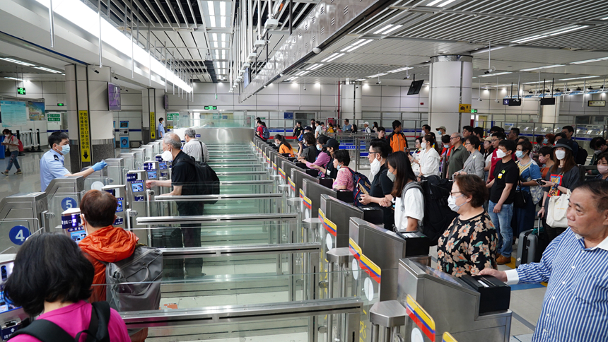 深圳灣口岸入境大廳，旅客在快捷通道有序排隊通關。谷玉漫攝