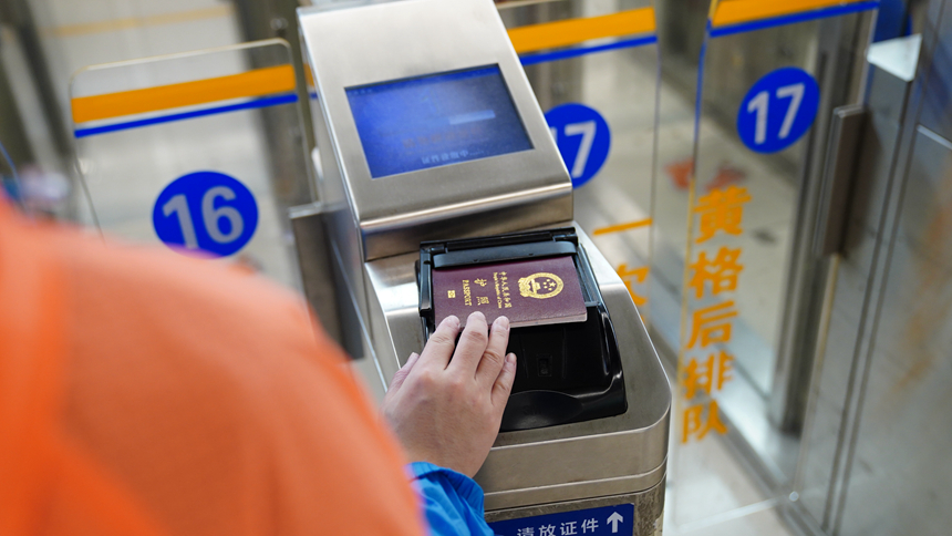 旅客使用中國普通護(hù)照經(jīng)快捷通道出境。谷玉漫攝