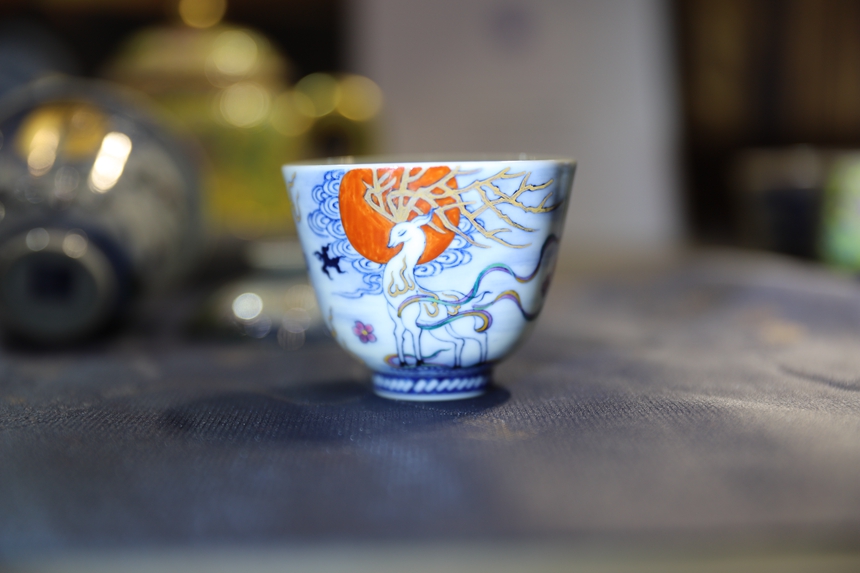 青花斗彩描金茶杯。曹歡慶攝