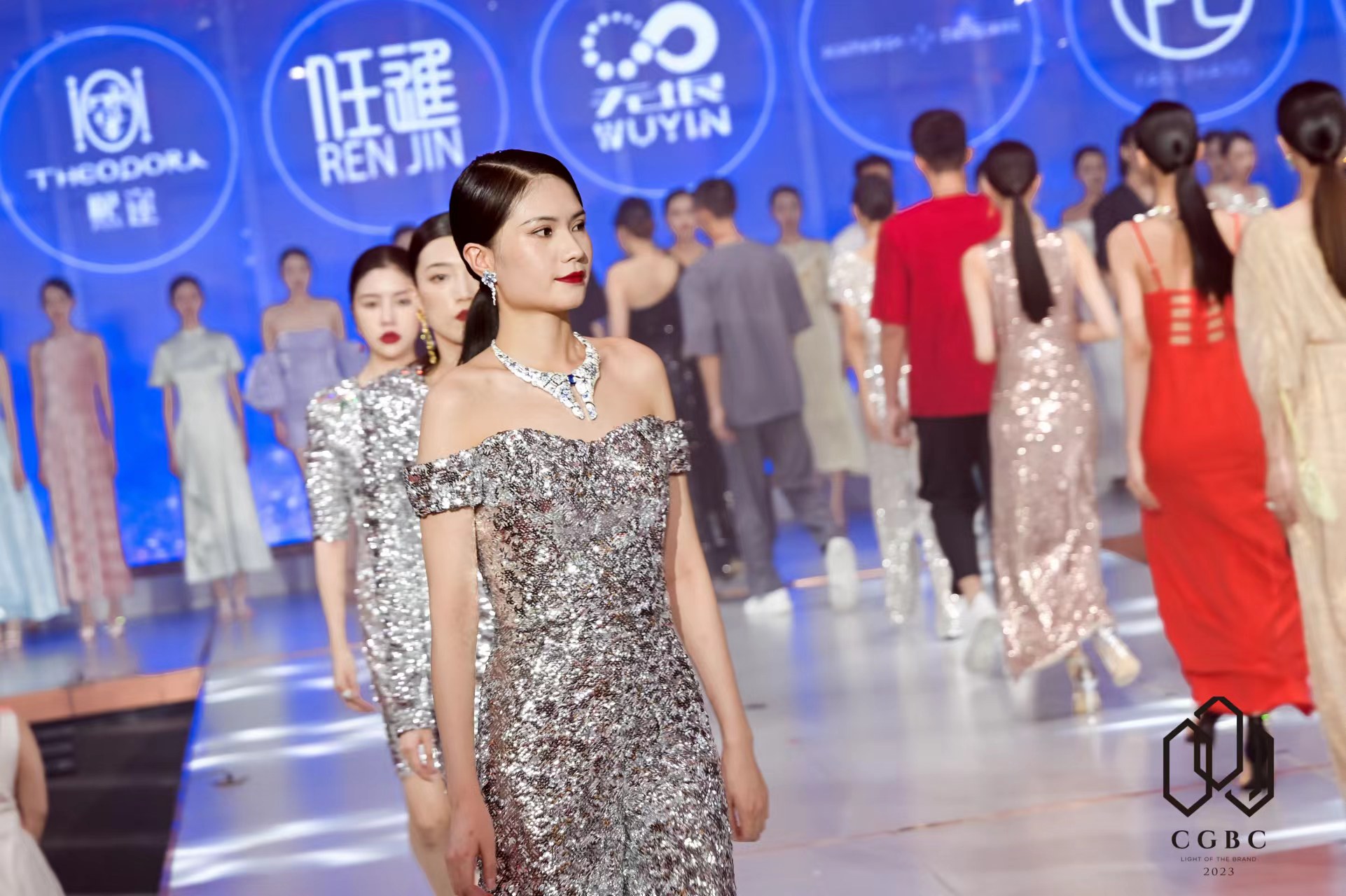 秀臺上各式珠寶在光與影的交織中熠熠生輝。主辦方供圖