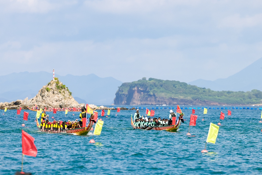 海上龍舟對(duì)參賽選手的體能、技巧要求更高。主辦方供圖