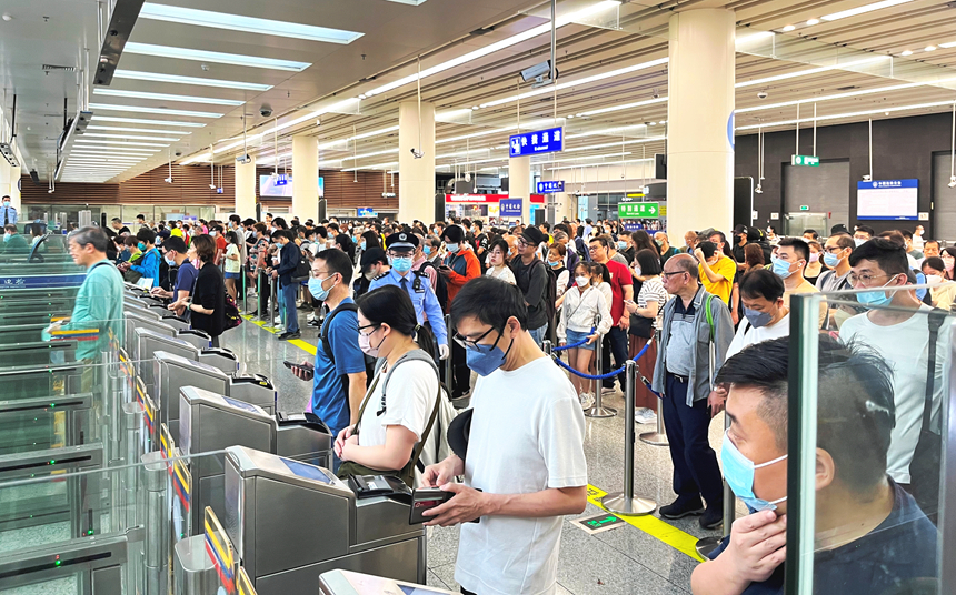 皇崗邊檢站民警在福田口岸入境大廳快捷通道區(qū)域維持秩序。黃俊生攝
