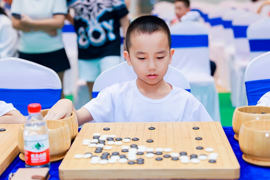 圍棋少年全神貫注。主辦方供圖