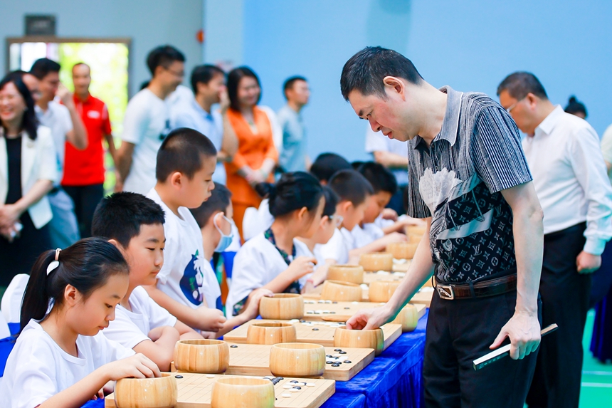 棋壇名將與圍棋少年切磋交流。主辦方供圖