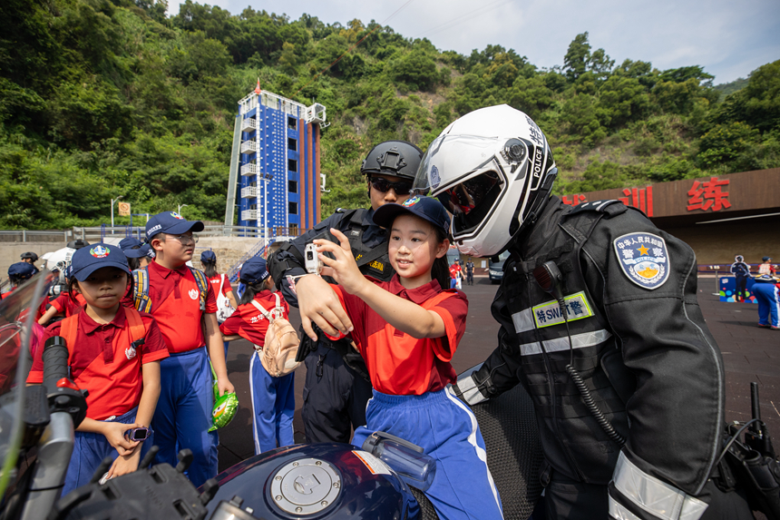 孩子們和特警隊員互動。深圳公安供圖