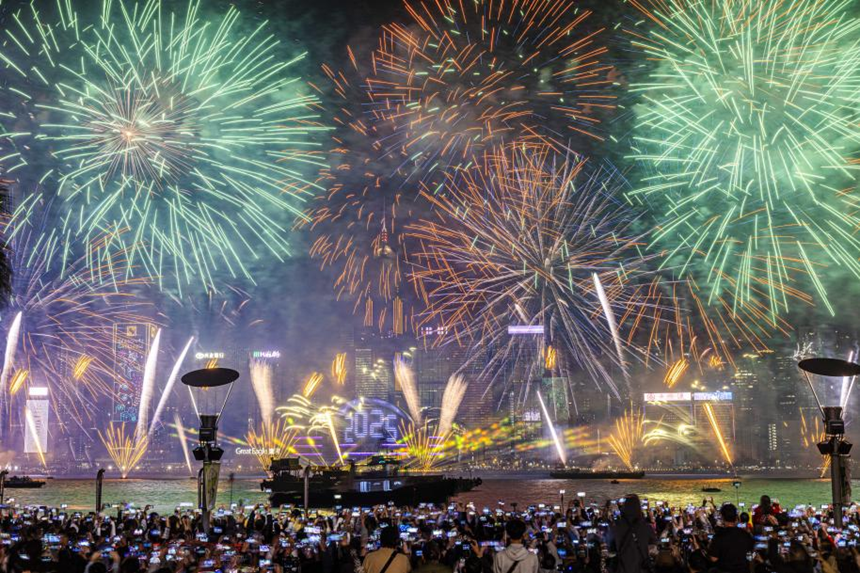 跨年夜，市民旅客在香港維多利亞港一起倒數(shù)，迎接2025年。香港旅游發(fā)展局供圖